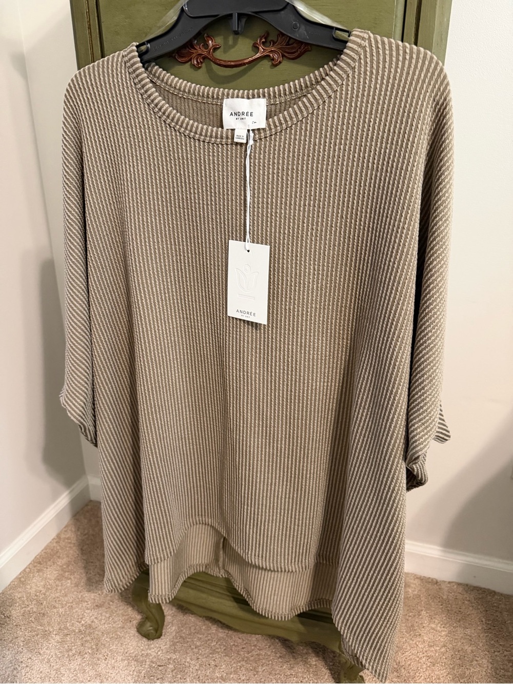 ANDREE BY UNIT Taupe Ribbed Crewneck top NWT